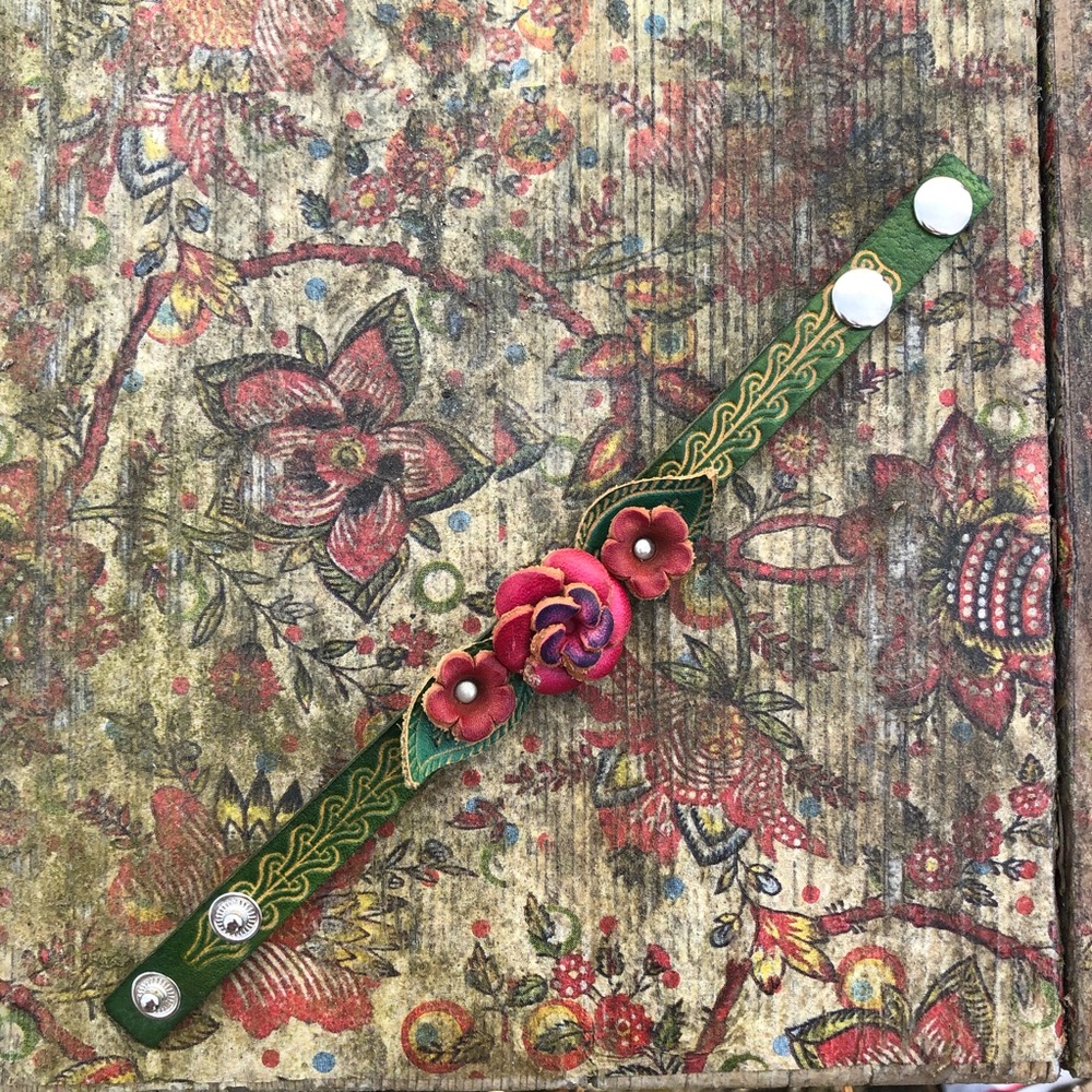 Leather rose bracelet - Picture 2 of 2
